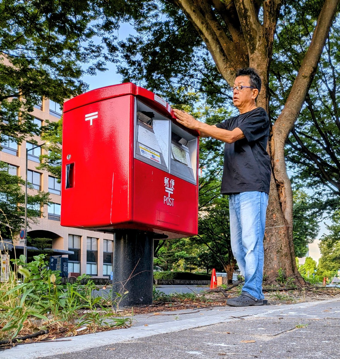 takumarupost's tweet photo. 8月11日の朝
官庁街の郵便ポスト清掃してきました。官庁街のポストは鳥のフンが付着しているので、365日欠かさず続けています。郵便ポストの利用頻度が多いところなので、美化保持を続けることにより、気持ちよく郵便物を利用していただければという思いです。

#郵便ポスト　
#ボランティア清掃 https://t.co/9pJKfBHYjJ