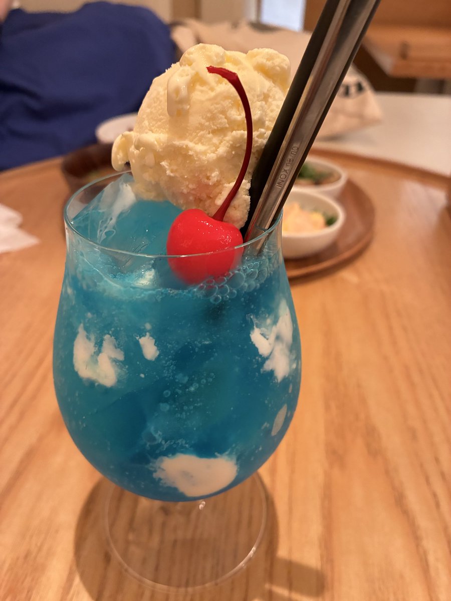 ark9be's tweet photo. モネモチーフの合成オパールがあったので、睡蓮イメージで指輪にしました
ハートは娘の分

お店で飲んだ青空クリームソーダ、可愛くて美味しかった！
ちゃんと雲がある☁️ https://t.co/BmpMWps4or