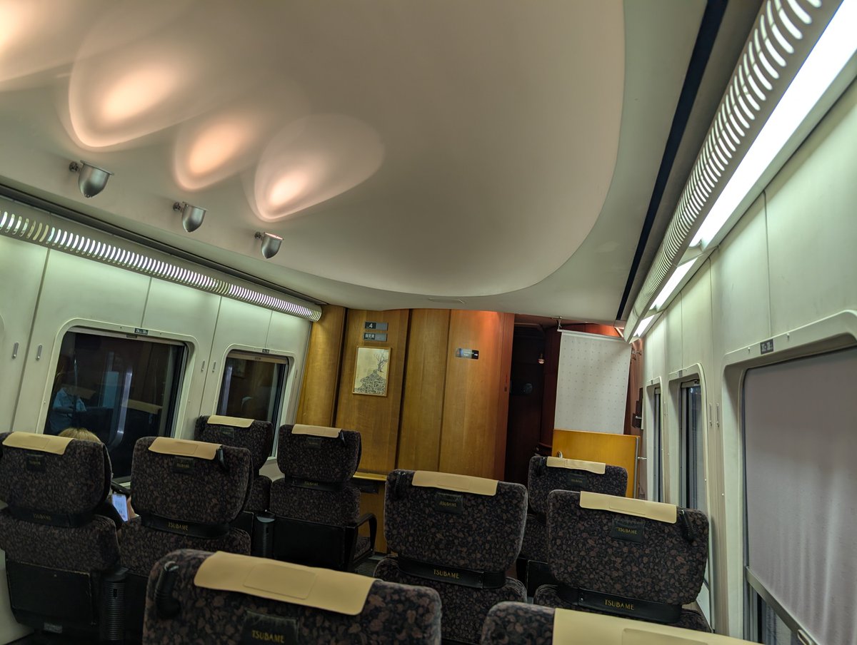 hamadamy's tweet photo. 今日は、787系リレーかもめに乗って博多へ
4号車の乗り得座席
グリーン車以上に席間が広いのよ
短足には必要ない？ https://t.co/IBIweFfqZU