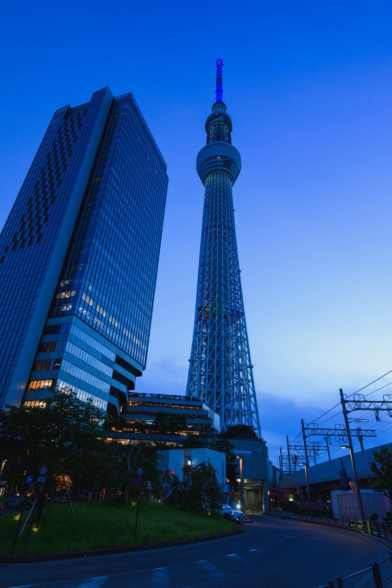 marumochi511's tweet photo. おはようございます＼(^o^)／

東京と言えば、こちらも外せませんね🗼
1枚目は押上から、日が暮れて街に灯りがともり始める時間帯に🌛
2枚目は浅草へ移動して、夜の街並みと一緒に。
どこから撮るかを考えながら巨大なランドマークを追いかける東京スナップでした📸

#キリトリセカイ
#Nikon #z8 https://t.co/7Vi3M6VY1z