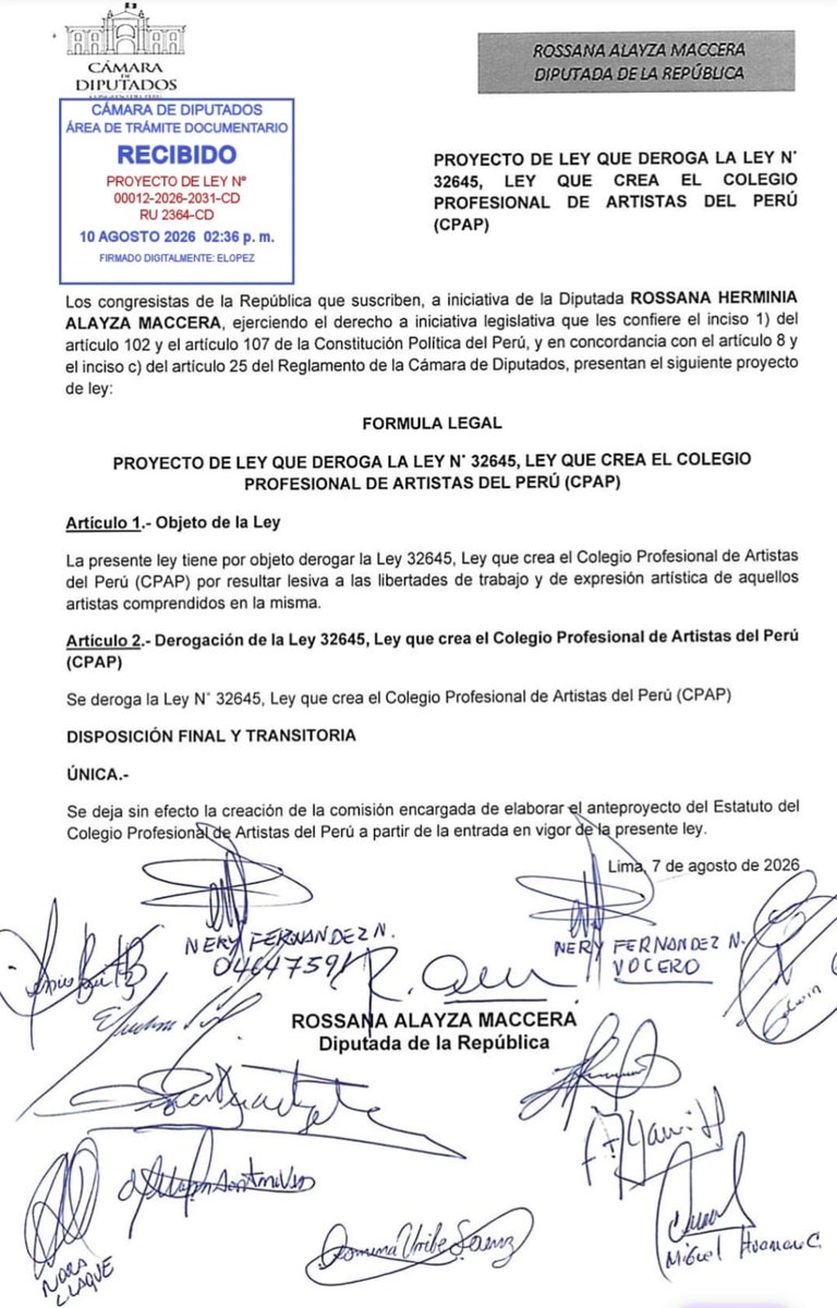 rossanaalayza's tweet photo. Proyecto de Ley N.° 00012.

Hemos presentado una iniciativa para derogar íntegramente la Ley N.° 32645, que crea el Colegio Profesional de Artistas del Perú y condiciona el ejercicio artístico a requisitos de colegiatura, formación profesional y mecanismos de supervisión.

La propuesta plantea tres medidas principales: derogar íntegramente la Ley N.° 32645; eliminar la colegiatura obligatoria y los requisitos académicos para ejercer el arte; y dejar sin efecto la comisión encargada de crear el estatuto del Colegio, sin generar gasto público.

Entre los principales cuestionamientos a la norma está la facultad otorgada al Colegio Profesional de Artistas del Perú para “ordenar y supervisar” el ejercicio artístico y actuar como última instancia disciplinaria. Esto puede abrir la puerta a restricciones sobre el acto creativo y generar riesgos para la libertad de expresión artística.

A ello se suma que exigir formación profesional deja fuera a artistas autodidactas, tradicionales y populares, cuyos conocimientos muchas veces provienen de la práctica y de saberes transmitidos entre generaciones. La colegiatura representaría apenas a poco más de una quinta parte de los artistas del país.

El arte nace del conocimiento, la experiencia y la tradición, y no debe ser censurado. Puede aprenderse en una universidad, pero también en la práctica y en los saberes que pasan de generación en generación.

Sobre todo, el arte nace en libertad. El Estado debe proteger y promover nuestra cultura, no decidir quién puede crear.