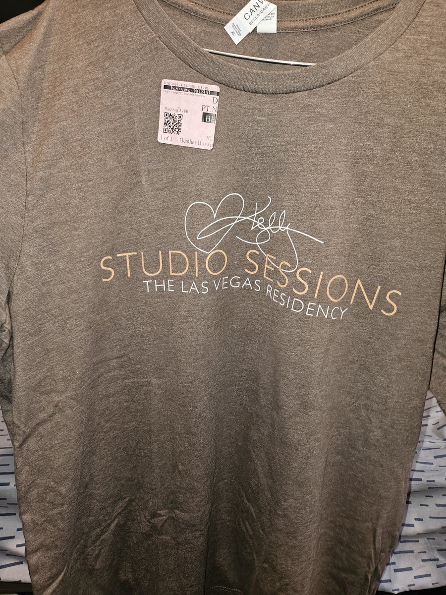 MrNeato's tweet photo. I just received a delivery today from @missindepodcast of the shirt I ordered of the @kellyclarkson set list of her July 18 residency show at Ceasar's Palace in Las Vegas. Looks awesome! Thank you Kelly for 7 great seasons of #TKCS and your residency #StudioSessions 😁🎤🎵 https://t.co/F9uIhgIQQE