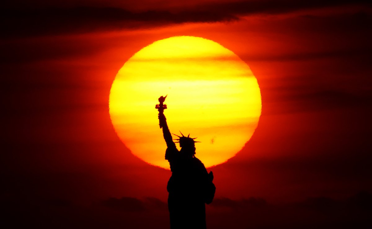 Complex's tweet photo. Today marks New York City’s final 8PM sunset of the year and will not return until May 2027.

📸:GETTY
ㅤ https://t.co/11Uy0HiOKP