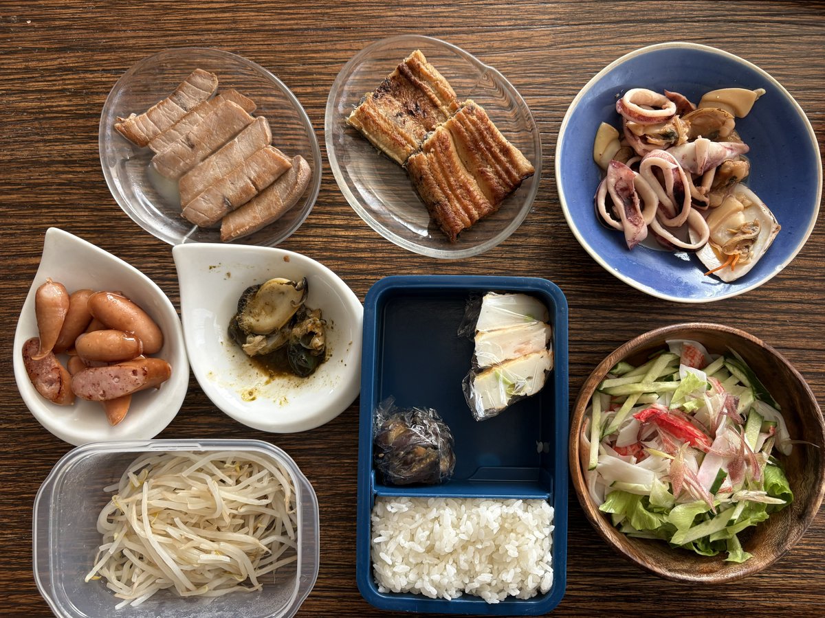 zzspr's tweet photo. 20260727(月)ダンナの弁当：ヤリイカと白貝の蒸し焼き、鰻蒲焼、鮪ヅケ焼き、焼きソーセージ、鮑バター醤油焼き、もやしのナムル、茄子甘辛煮、かまぼこ、カニカマサラダ
義実家宛のお盆用の供物の買い出しの後、ダンナの会社に届け物。夕方は診察とリハビリ。専門医宛に紹介状を書いてもらった。 https://t.co/EyyvX74Eoi