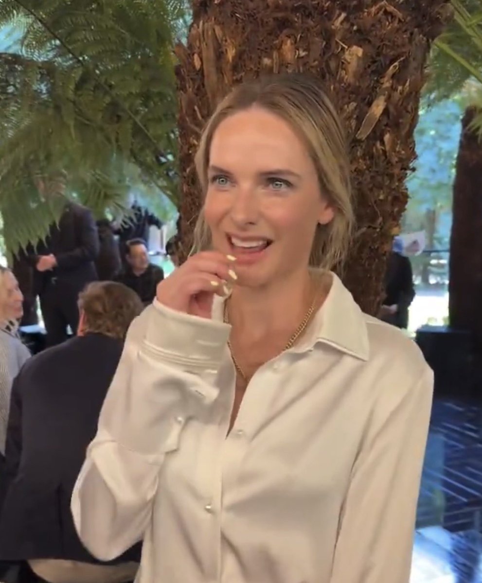 iIsafausts's tweet photo. i’ll never be normal about her like are you seeing this https://t.co/hysuObeMBd