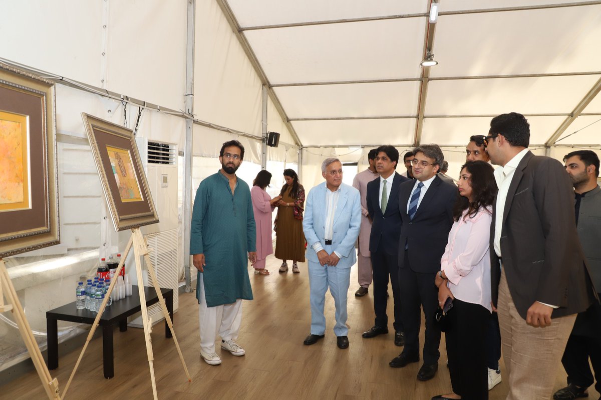 artculturePak's tweet photo. Art Culture Pakistan and @CrescentArtPK bring together the works of renowned senior Pakistani artists @PakistaninUK  .
Selected Artists in #mastersofcanvas were Late #AhmedKhan, Late #MashkoorRaza, #MABukhari, #ChitraPritam and #QamarSiddiqui  

#ArtCulturePakistan #phclondon https://t.co/MWY2PxoCrk