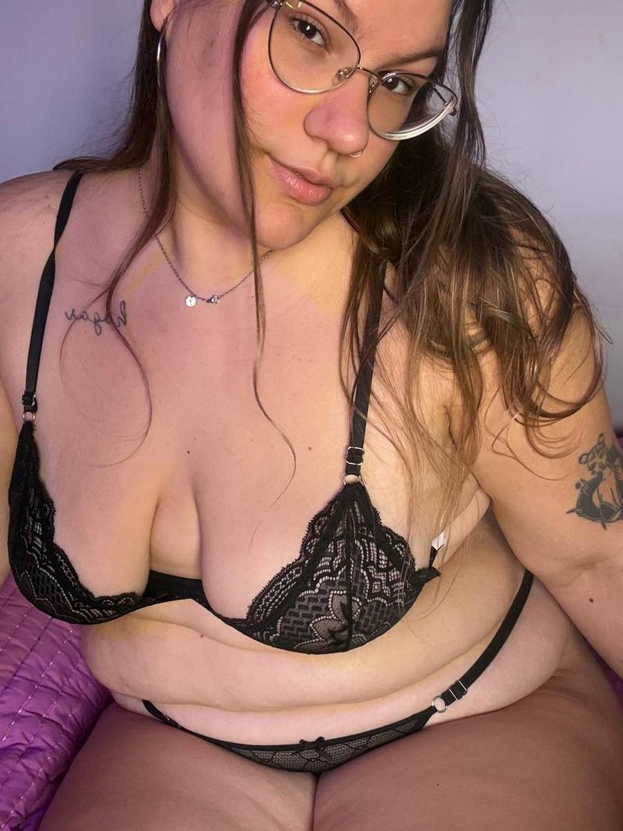 USuala9py's tweet photo. I absolutely love dad bods, but do men love midget bods like me the same way? https://t.co/bDrqgEeiiM