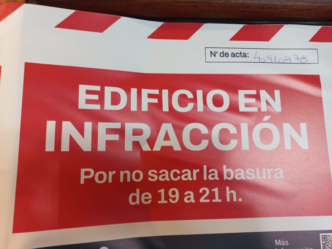CABAOrdenada's tweet photo. La basura se saca entre las 19 y las 21 hs. Antes no, después tampoco. Cuando los vecinos no cumplimos, pagamos todos. https://t.co/s5iowycNiv