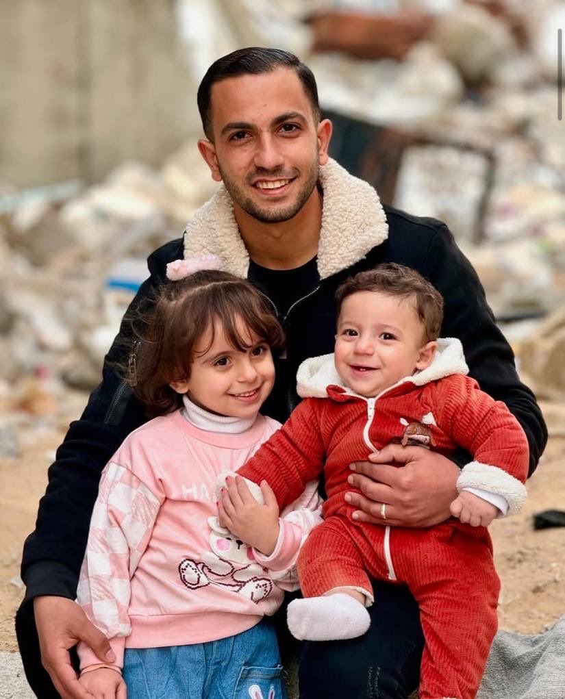 GazaMartyrs's tweet photo. Last year on this day, israel assassinated the journalist Anas El-Sherif to silence the voice of Gaza. 

NEVER forget the horrific crimes of israel. 
NEVER forget Anas El-Sherif. https://t.co/A90i9HkzDa