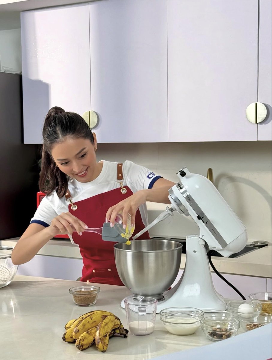 OfficialKBB's tweet photo. Just Kath, enjoying the little things. 🥰🧁

#KathrynBernardo https://t.co/cpRZ9N3kwp