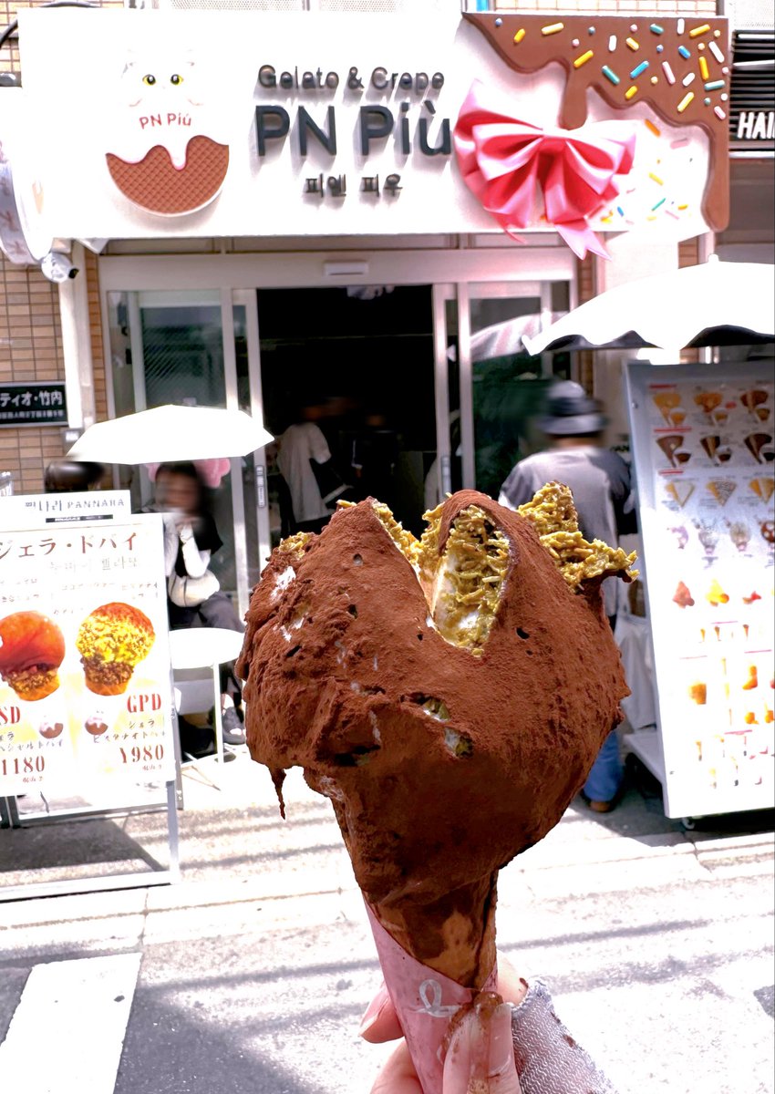 coffeecherry05's tweet photo. おはようございます!

ドバイチョコって初めて食べたんだけど、めっちゃ美味しいね💚😋

手がベタベタなのは見��かったことに,,, https://t.co/24h9uqyeSu
