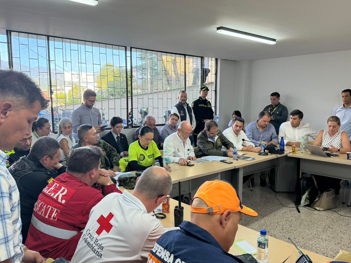 Notivision_Col's tweet photo. Por instrucción del presidente Abelardo De La Espriella, el vicepresidente se desplaza al departamento para coordinar desde territorio la respuesta ante la emergencia provocada por el terremoto, donde estará al frente del Puesto de Mando Unificado (PMU) en Manizales. https://t.co/yx27gReEJR