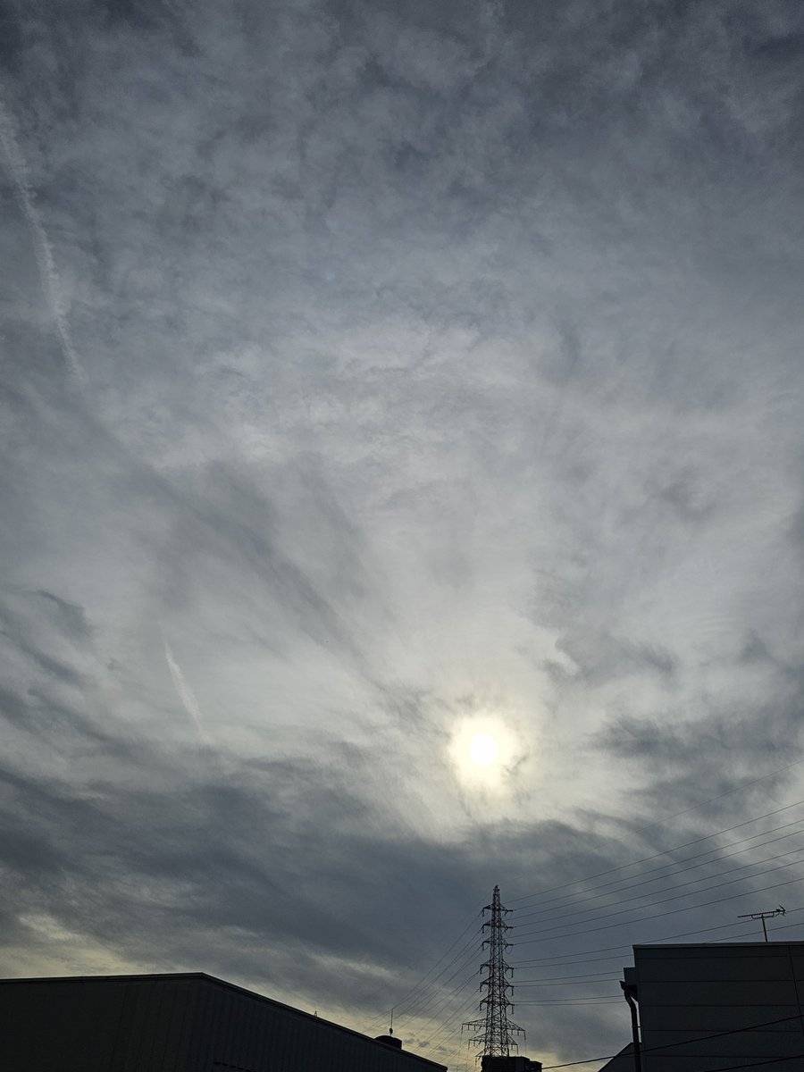 kontra2277's tweet photo. 薄くはない雲越しに弱々しい朝日が昇ってきてますが...お陰でまあまあ凌ぎやすい朝になってます⛅
23～24℃は楽ですね🎐

西進してる15号🍜…予報だと関東からこちらに向かう感じですが…
色々飛ばされてる尾張名古屋…台風にも避けられるんじゃないか…と、脳内予測してます😆 https://t.co/vL9bBHKEqu