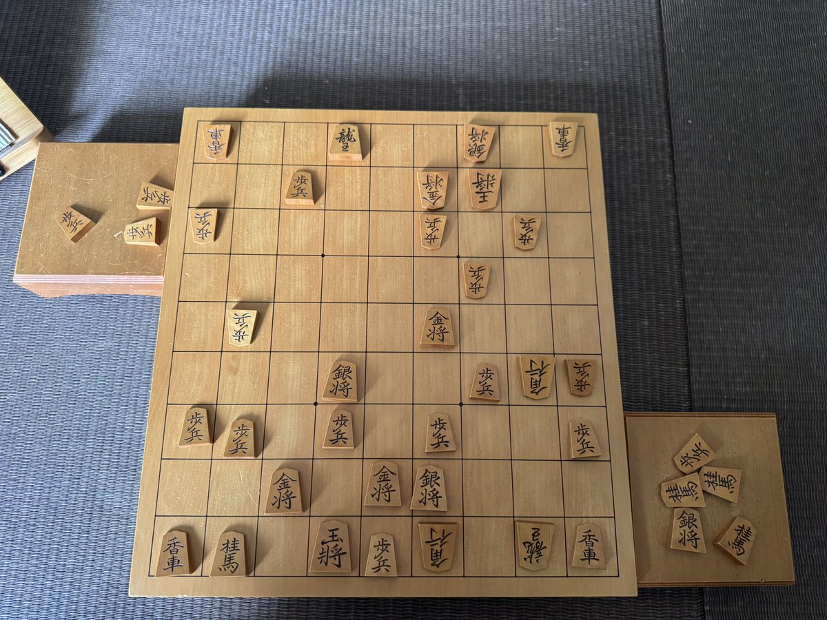 jisyoukai's tweet photo. 今日の早朝棋譜並べ
図は先手の天野宗歩が56の金を▲45金とした所

グイッと金が進出して景色が変わった
一気に盤面を制圧した感がある
なんか銀とは違う
圧力があるんよ

#棋譜並べ
#手合集52頁 https://t.co/EjTTSvFzgM