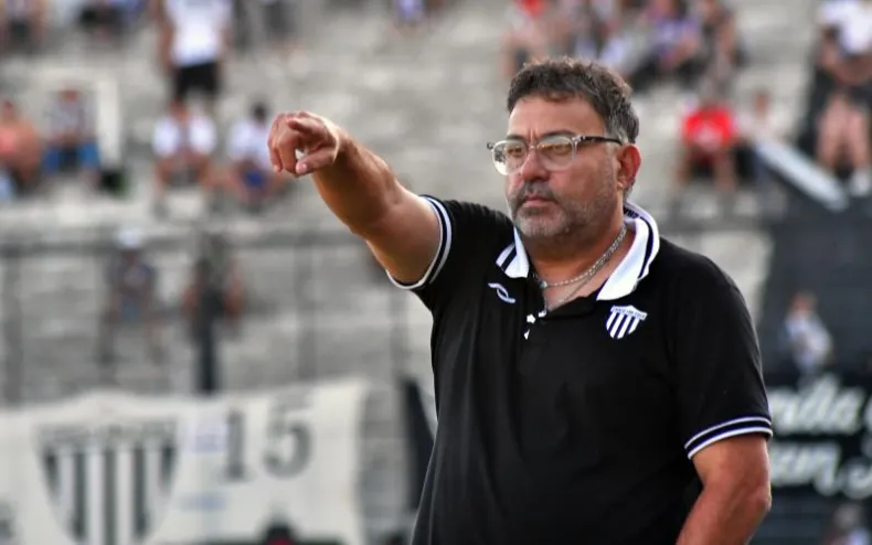 ColoAlvarez_'s tweet photo. 🚨 Los principales candidatos para agarrar Chacarita tras la salida de Cristian Grabinski: 

➡️ Ricardo Pancaldo, (56) y con último paso por Chaco For Ever.
➡️ Sergio Rondina, (54) y con último paso por Ferro.
➡️ Mariano Campodónico (52) y último paso por San Martín de Tucumán. https://t.co/3tV0nqISHs