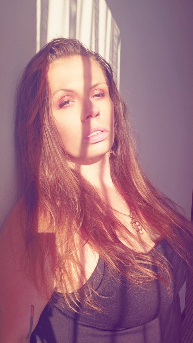 jamiegemini666's tweet photo. #cominginhot #milf #cleavage
Hot fresh milf smut coming your way from your favorite busty slutty brunette MILF next door😛 come with me on my adventure to find out just how deep this throat goes❤️🔥 https://t.co/wasPqzbS7r