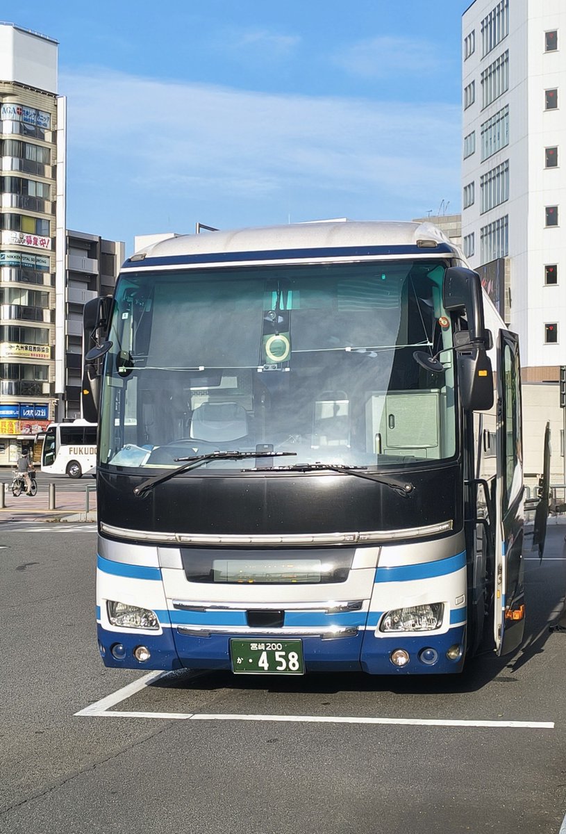 ikedon9450's tweet photo. SUNQパスの旅⑤
宮崎交通ブルーロマン号
夜行仕様のセレガ！廃止前のラストランが広域迂回という特別な事態となりました。宮交シティにも停まらず、宮崎西インターから東九州道に入ります https://t.co/gOlFPZGGLZ