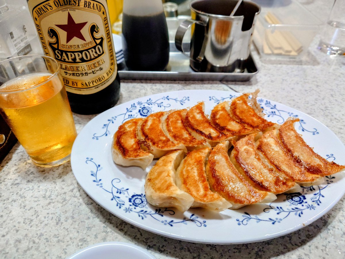 SSSHIN111's tweet photo. 餃子専門店 大阪王 伊丹店
メニューは餃子と瓶ビールのみ🥟🍺
(米🍚なし)

「追加注文はな��ようお願い致します。」
「ご注文は、一席２人前からお願い致します。」

伊丹人のソウルフード！
今日も���いっ😋(昨日やけど) https://t.co/p5k6Vd49RS