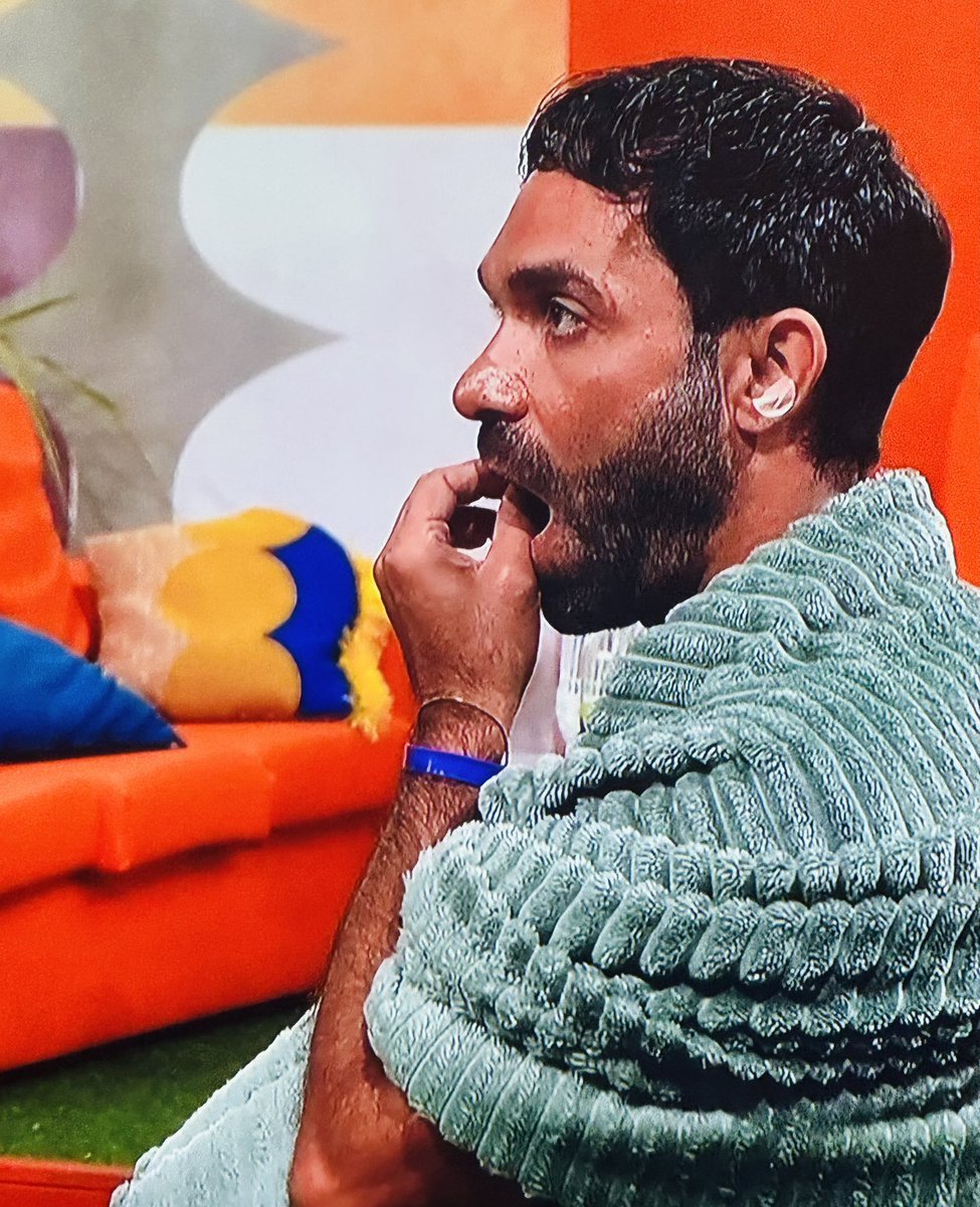 JoanaOliveirad6's tweet photo. O João Ventura é a prova que pode-se ter passado muito na vida e ter aprendido 0 com isso.
Diz que já sofreu de bullying, no entanto pratica-o diariamente.
Defende a empatia mas é dos mais críticos.
Acha-se brilhante mas tudo o que tem feito é arruinar a sua reputação.
#bbtvi https://t.co/WBfsubOlAH