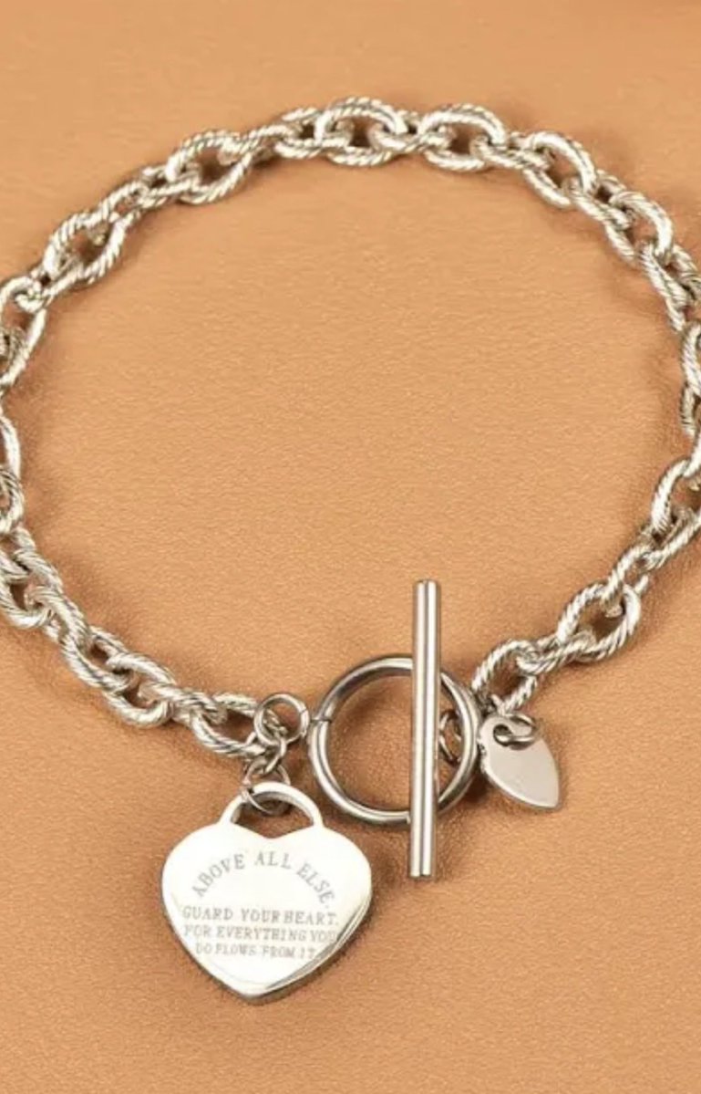 hollaxnov's tweet photo. hudson wearing a tiffany bracelet? i know a brand ambassador for tiffany https://t.co/XS7IyJ0e9K