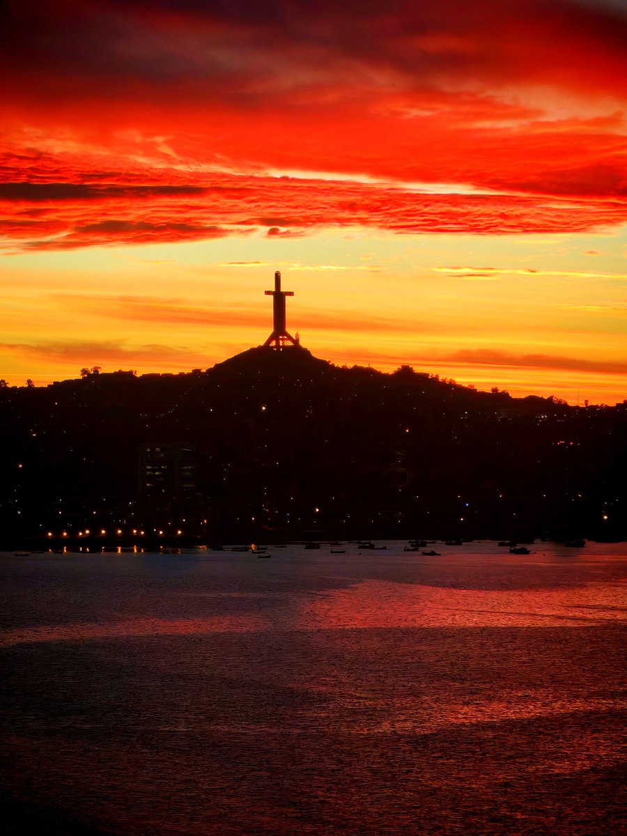 BlogConexiones's tweet photo. Otro atardecer memorable en #LaSerena y #Coquimbo
Hace años no veíamos en invierno tanta variedad de nubes... https://t.co/xCbdUVFWq1