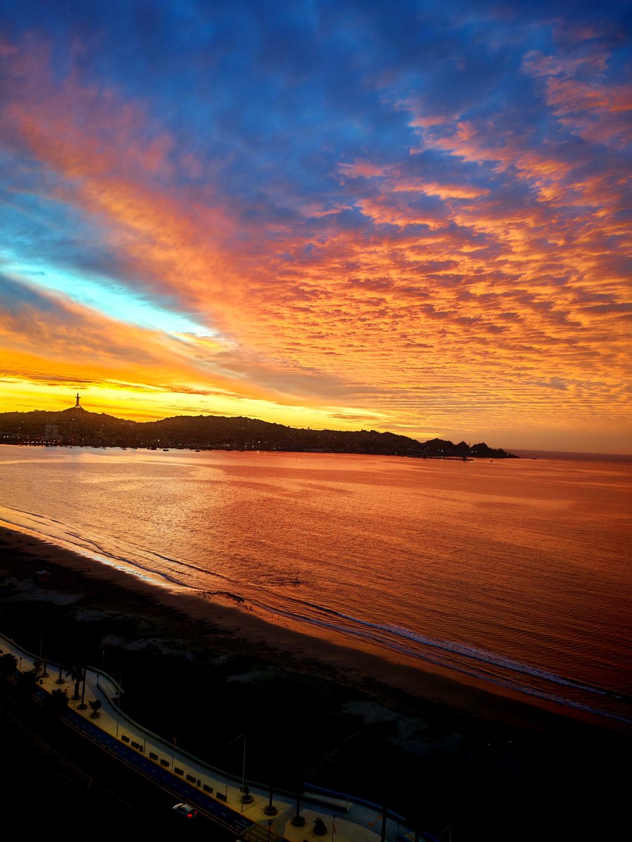 BlogConexiones's tweet photo. Otro atardecer memorable en #LaSerena y #Coquimbo
Hace años no veíamos en invierno tanta variedad de nubes... https://t.co/xCbdUVFWq1