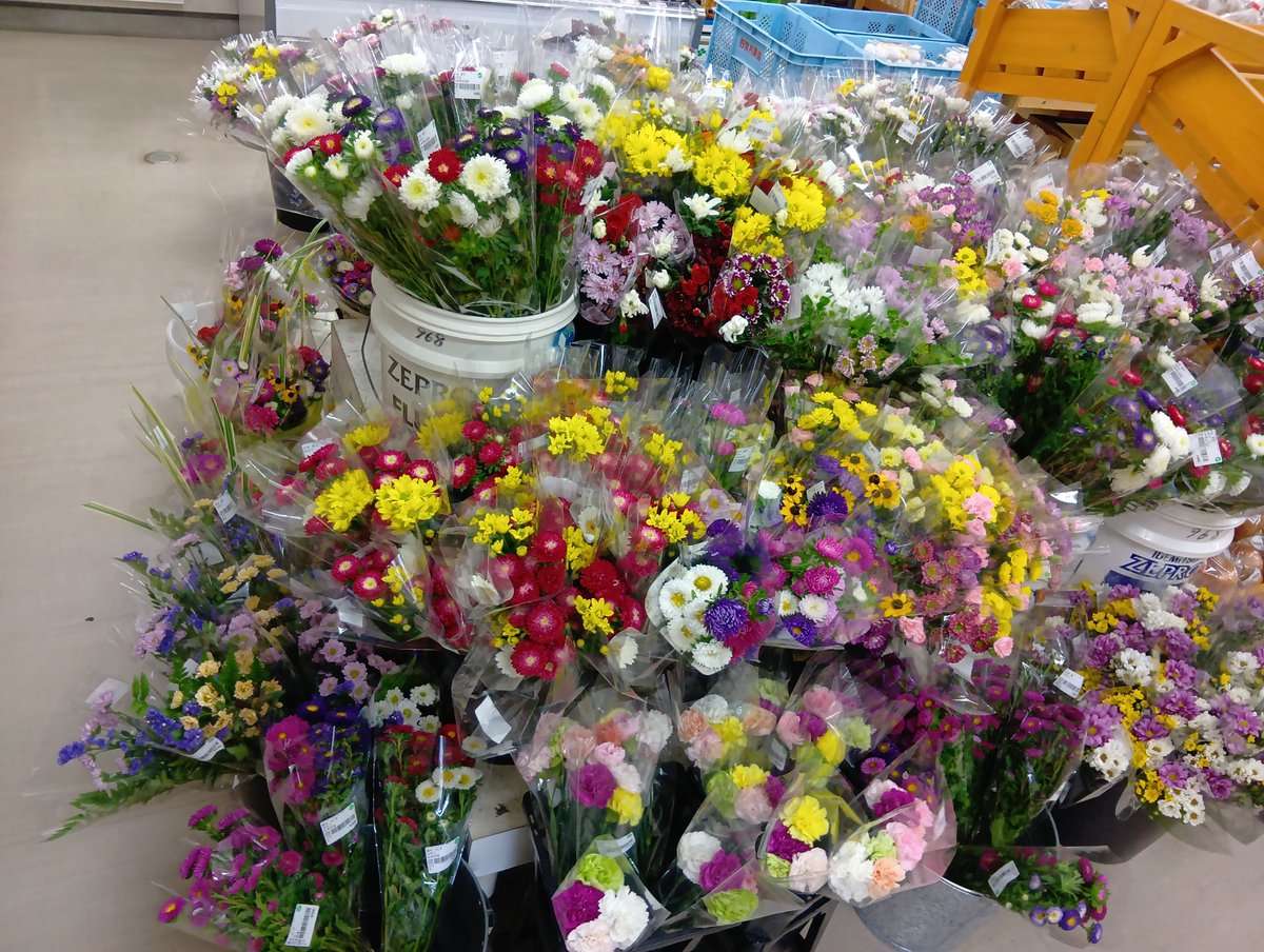 fg_yamabe's tweet photo. おはようございます😊本日も盆花入荷です!是非ご利用ください。
#山辺ワイナリー　#ファーマーズガーデンやまべ　#農産物直売所 https://t.co/raHfO1973s