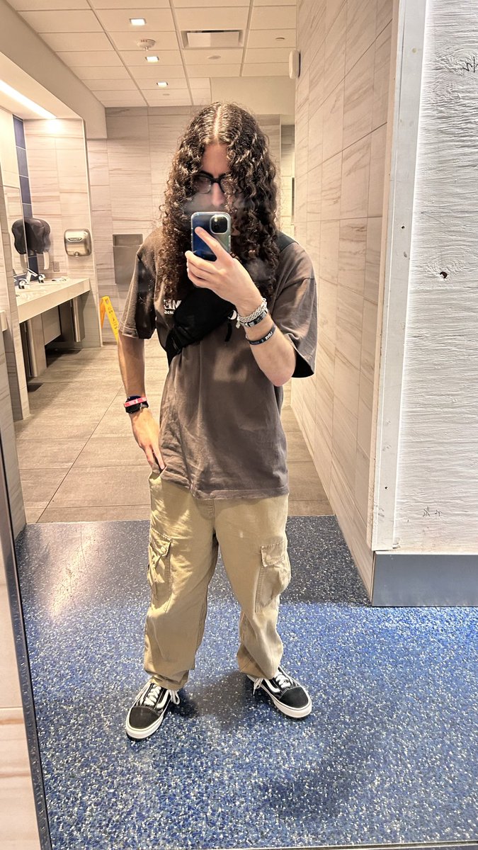 dylanlikes1ok's tweet photo. Airport pics https://t.co/lBnKDdxrKn