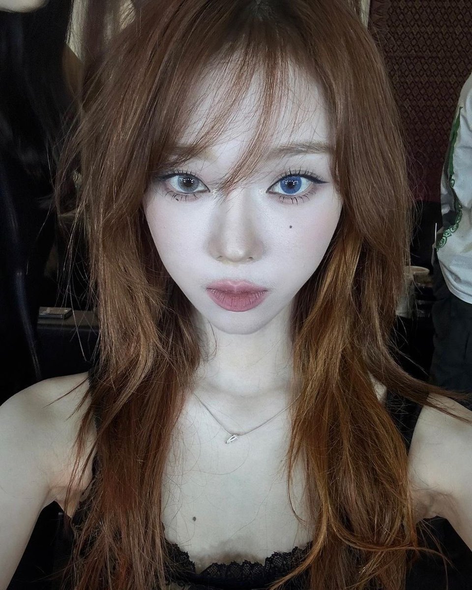 madigukk's tweet photo. @jwuolis LMFAOO accept that your faves are natural ugly she obviously took a nose surgery? Eyes to and chin and jawline in puberty your nose does NOT become smaller same goes for her eyes since Koreans have dubble eyelids  and she is born with that and now suddenly she doesn’t have that? https://t.co/pMIo8WgiAz