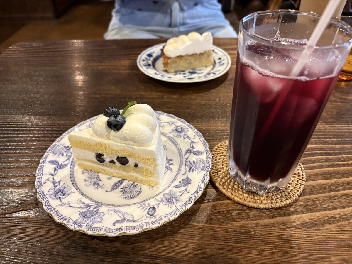 erihei01's tweet photo. 昨日は朝から戸隠神社へ。
その後、1時間半待って蕎麦食べて、ランプという喫茶店へ。谷川俊太郎も通っていたということ雰囲気の良いお店で印象的でした。 https://t.co/yyON4Okvzc