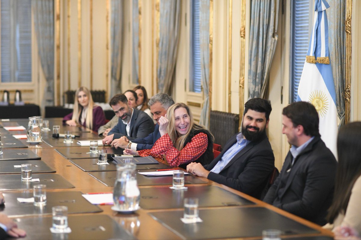 agustinromm's tweet photo. Hoy nos recibió en Casa Rosada la Secretaria General de la Presidencia @KarinaMileiOk y el Presidente de LLA en PBA @SPareja_ a todos los Diputados Bonaerenses. Tuvimos una excelente reunión de trabajo enfocada en los problemas que los bonaerenses tenemos hace décadas y que Kicillof agravó. En 2027 vamos a cambiar la provincia de Buenos Aires de una vez y para siempre.