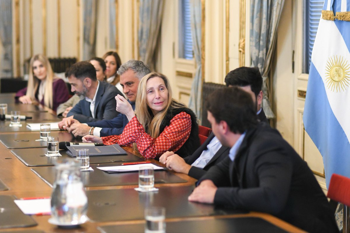 agustinromm's tweet photo. Hoy nos recibió en Casa Rosada la Secretaria General de la Presidencia @KarinaMileiOk y el Presidente de LLA en PBA @SPareja_ a todos los Diputados Bonaerenses. Tuvimos una excelente reunión de trabajo enfocada en los problemas que los bonaerenses tenemos hace décadas y que Kicillof agravó. En 2027 vamos a cambiar la provincia de Buenos Aires de una vez y para siempre.