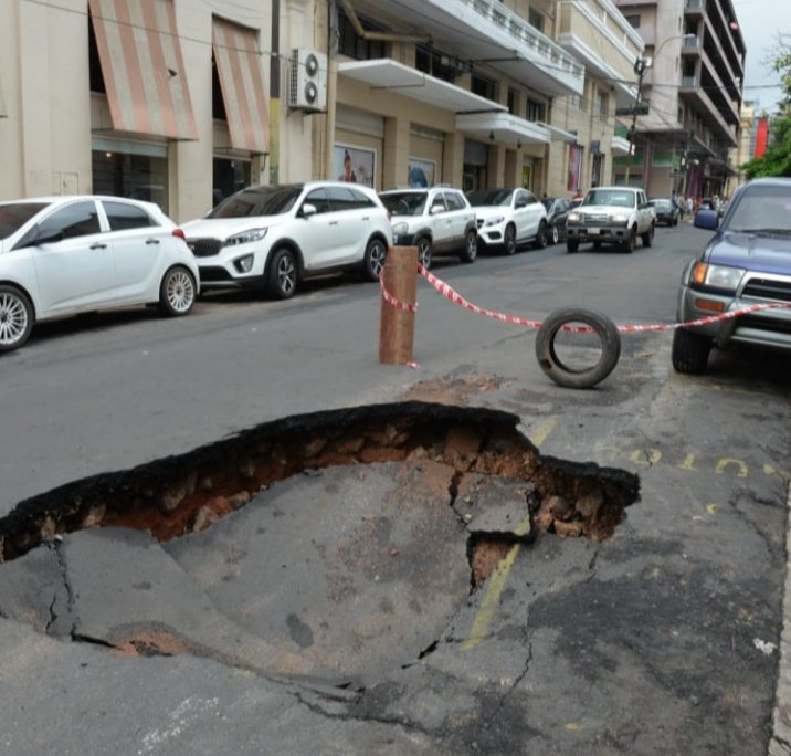JorgeIb46683673's tweet photo. Hoy tocó recibir a unos parientes políticos japoneses, visitan por 1ra vez Paraguay. Saliendo del aeropuerto , por Luque y luego San Lorenzo, me preguntaron cuando fué el terremoto aquí y si hubo víctimas. No entendí, entonces señalaron el camino. https://t.co/M8Ybj0G8Bx