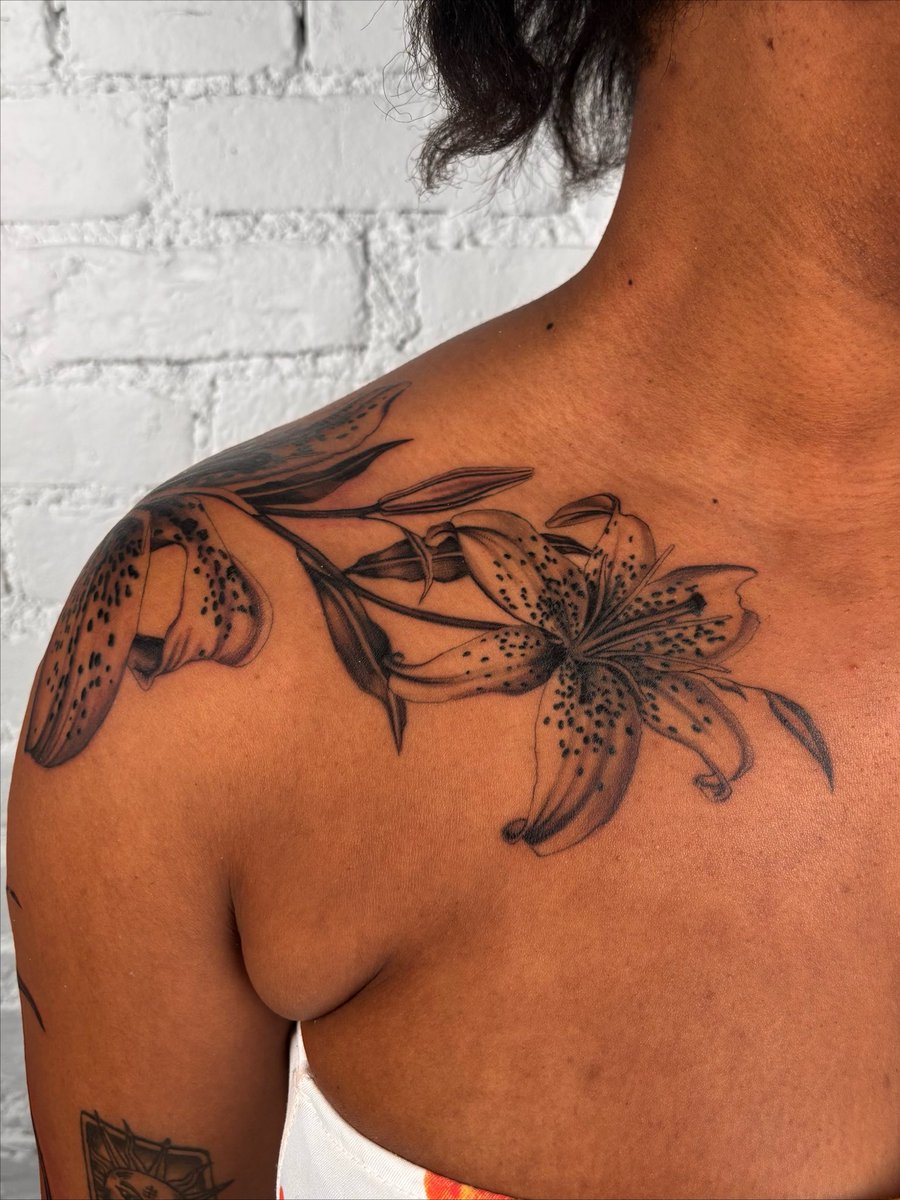 uuptemp's tweet photo. Booking tattoo appointments in SoHo, NYC! I’ve got a couple openings this month help me fill up my calendar! Send me your ideas and budgets 📲
#nyctattooartist #newyorktattoo https://t.co/BPZTPBqN1y