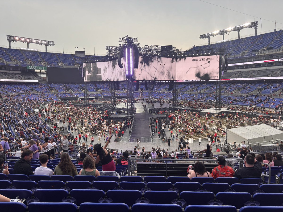 Cybertiny8's tweet photo. We in here😁😁 #BTS_WORLDTOUR_ARIRANG_BALTIMORE #BTS_ARİRANG https://t.co/c8wzYRFnPm
