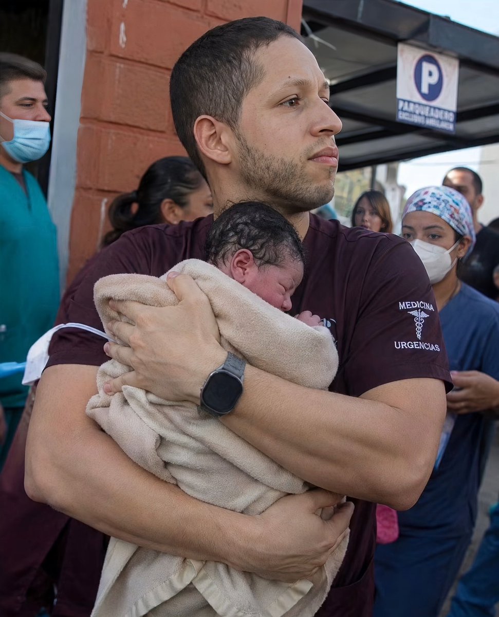 MoniVelasquezV's tweet photo. El médico que abrazó a pesar del miedo. 🩺
Mientras la tierra temblaba y la Clínica Panamericana de Apartadó era evacuada, el médico Germán Somovar permaneció junto a sus pequeños pacientes.
Los sostuvo entre sus brazos y los protegió en plena emergencia. Porque hay abrazos que nacen de la vocación y se vuelven refugio cuando todo alrededor parece derrumbarse. ❤️‍🩹🙏🏼