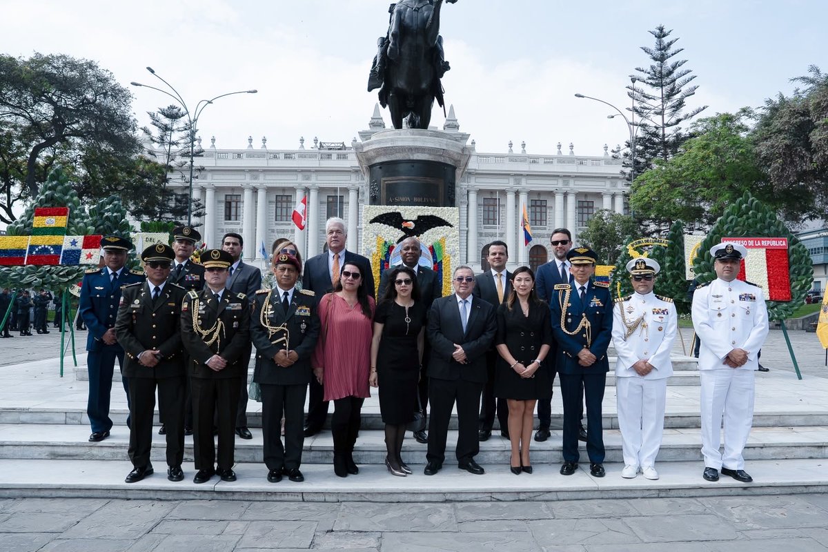 EmbajadaEcuPER's tweet photo. Conmemoramos 217 años del Primer Grito de Independencia, con eventos de profundo valor cívico, junto a altas autoridades peruanas, invitados especiales y comunidad ecuatoriana: fiesta nacional; ofrenda floral en Congreso de la República; y clásico hípico en honor al 🇪🇨 https://t.co/31aV1hUzw8