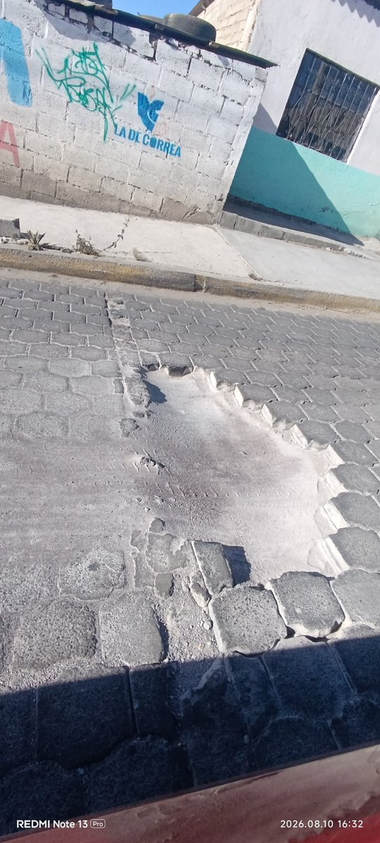 Rol_OrtizV's tweet photo. @AMT_Quito @ObrasQuito @pabelml su ayuda urgente en la San José de Morán y De los tomates... Y un poco más arriba... Filas de autos y camiones para pagar ese cráter https://t.co/YLGCFsjQfz