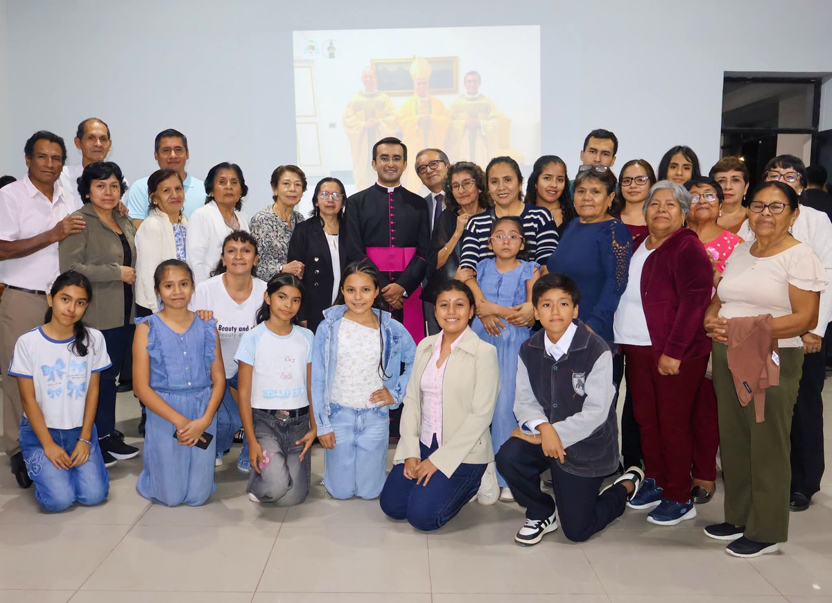 JesusLeonA's tweet photo. La cálida y maravillosa acogida brindada a Monseñor Edgar Rimaycuna demuestra, una vez más, el profundo respeto y el gran cariño que el pueblo de La Victoria siente por Su Santidad el Papa León XIV. La fe y la unión siempre prevalecen. 🙏✨ https://t.co/J9KTu1Mj3d