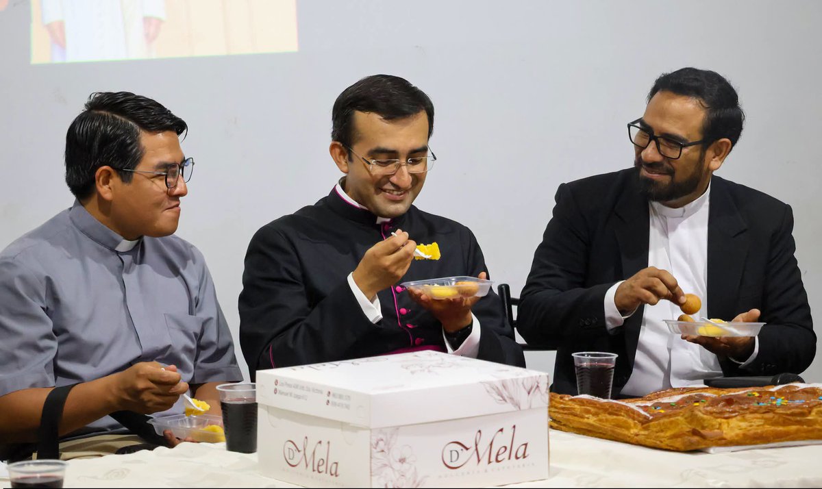 JesusLeonA's tweet photo. La cálida y maravillosa acogida brindada a Monseñor Edgar Rimaycuna demuestra, una vez más, el profundo respeto y el gran cariño que el pueblo de La Victoria siente por Su Santidad el Papa León XIV. La fe y la unión siempre prevalecen. 🙏✨ https://t.co/J9KTu1Mj3d