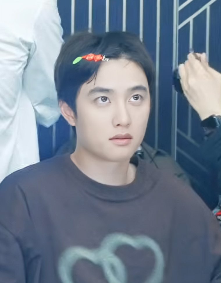 do_dyasoo's tweet photo. Kyungsoo with hair clip is always pretty and adorable 🥹🫳🏻

then                                                     now https://t.co/OEFLbTrsmM