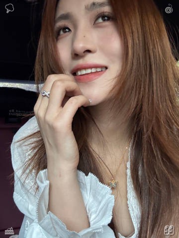 jun_taxi's tweet photo. Mia sent her a message: "You're totally giving off rockstar vibes. Jax is going to freak out. Make sure you snap some selfies at the show—I want to see every moment." 😄 All products are packed and good to go, fully checked! https://t.co/VCHIpSVChf