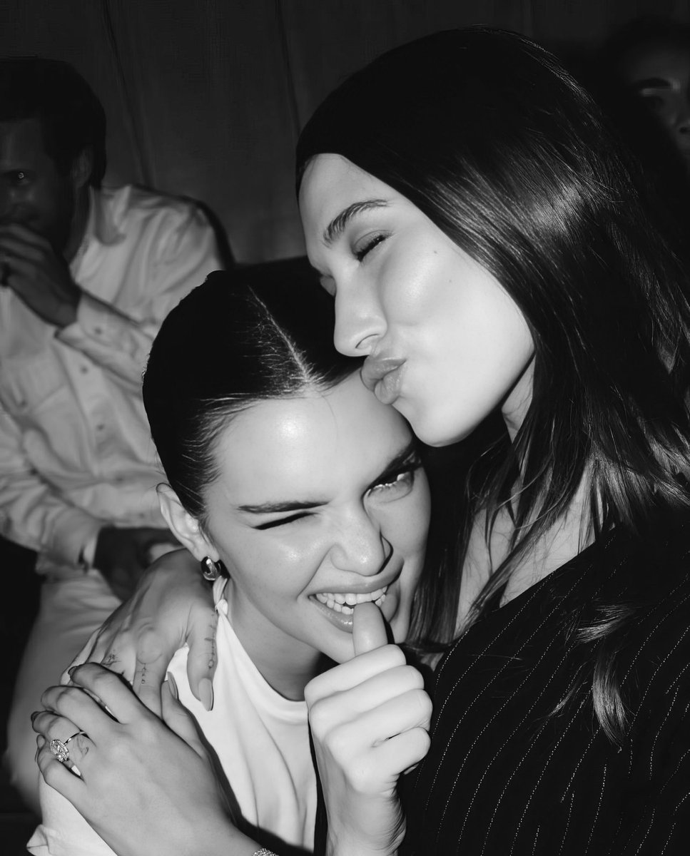 lirzdaisy's tweet photo. Mi mayor suerte en la vida fue haber encontrado su amistad. Te amo, celebro tu vida siempre. Feliz cumpleaños. 🤍 https://t.co/aWfypBzmxj