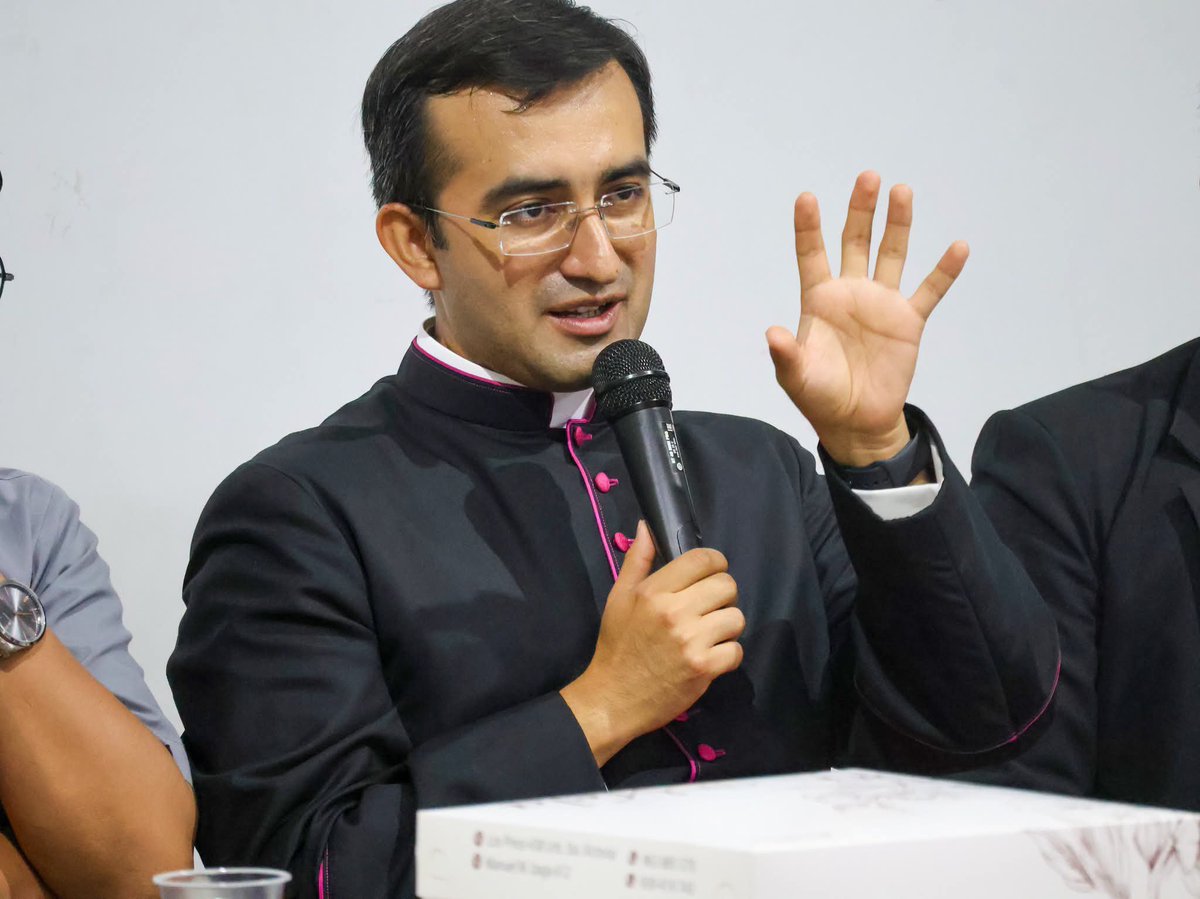 JesusLeonA's tweet photo. Qué alegría ver cómo en #LaVictoria se vive el verdadero espíritu de fraternidad. El caluroso recibimiento a Monseñor Edgar Rimaycuna refleja el sentir de una comunidad que acoge con el corazón abierto el mensaje y liderazgo del #PapaLeónXIV. 🕊️🙌 Perú lo espera con amor ❤️. https://t.co/bTeqIEZZu2