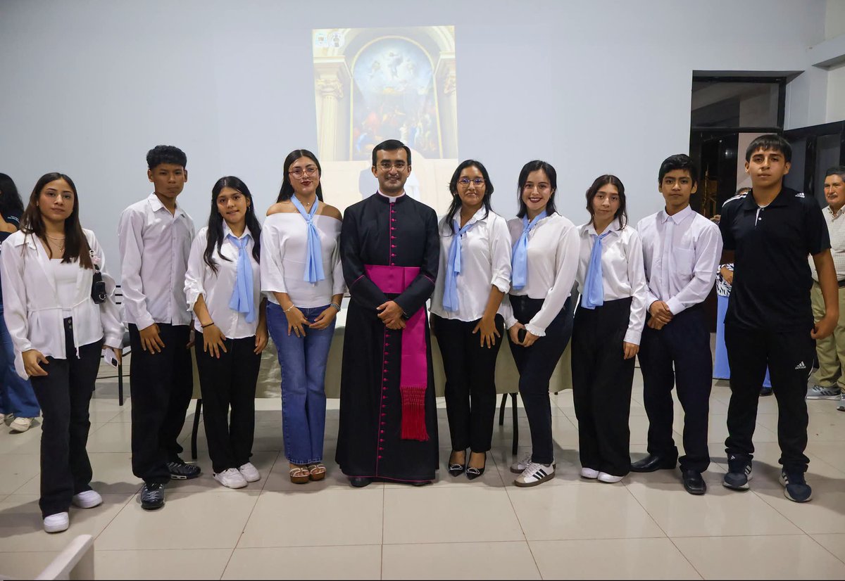 JesusLeonA's tweet photo. Qué alegría ver cómo en #LaVictoria se vive el verdadero espíritu de fraternidad. El caluroso recibimiento a Monseñor Edgar Rimaycuna refleja el sentir de una comunidad que acoge con el corazón abierto el mensaje y liderazgo del #PapaLeónXIV. 🕊️🙌 Perú lo espera con amor ❤️. https://t.co/bTeqIEZZu2
