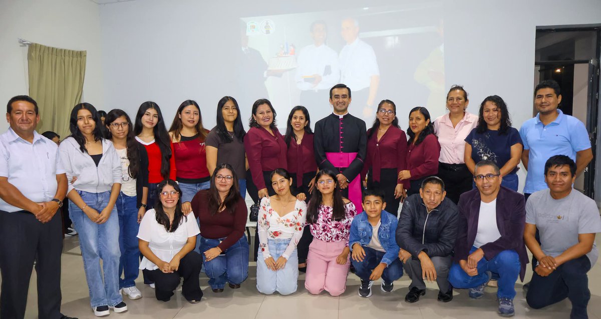 JesusLeonA's tweet photo. Qué alegría ver cómo en #LaVictoria se vive el verdadero espíritu de fraternidad. El caluroso recibimiento a Monseñor Edgar Rimaycuna refleja el sentir de una comunidad que acoge con el corazón abierto el mensaje y liderazgo del #PapaLeónXIV. 🕊️🙌 Perú lo espera con amor ❤️. https://t.co/bTeqIEZZu2