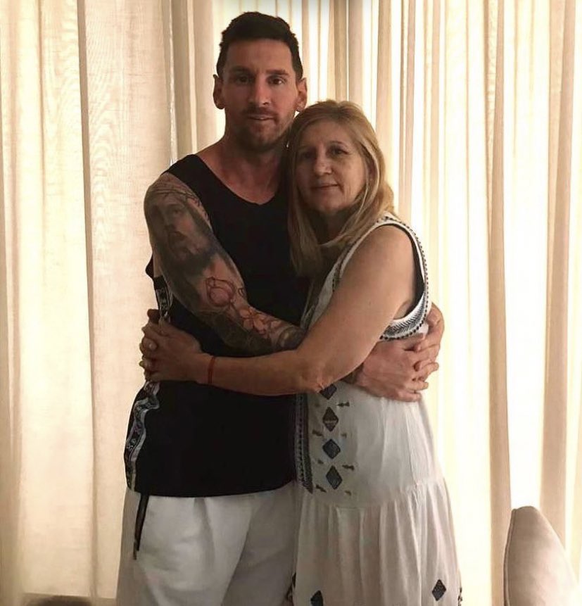 FANFOOTMESSI's tweet photo. 🚨 Leo Messi a décidé de rester en Argentine pour une PÉRIODE INDEFINIE…

l’Inter Miami l’a libéré pour le nombre de temps nécessaires pour être avec la famille, le club respecte son deuil et ne veut pas précipiter son retour.🎗️❤️ https://t.co/Zh2kp7obRr