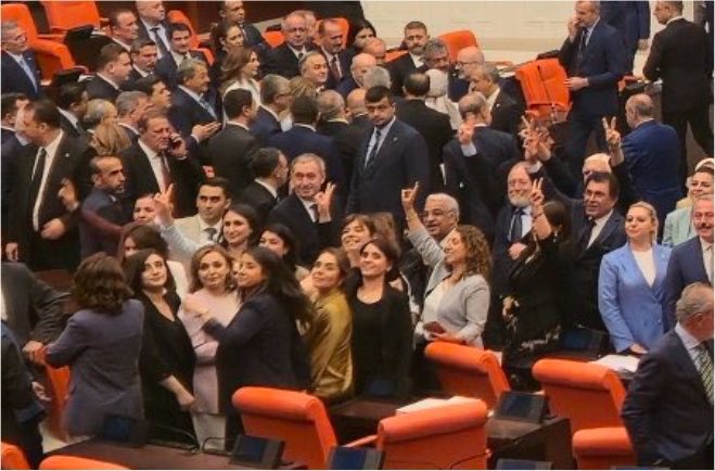 DailyTurkst's tweet photo. Çerçeve Yasa’nın kabul edilmesinin ardından DEM’liler zafer işaretleriyle kutlama yaptı. https://t.co/G3cfZT5KCd