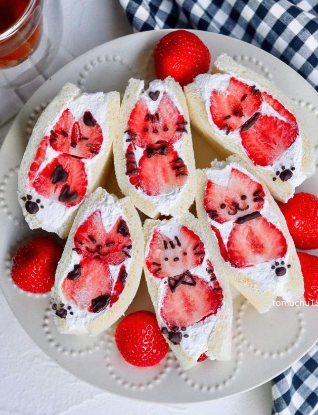 ElyfaeFeelings_'s tweet photo. Strawberry cat sandwiches 🍓 https://t.co/gug0XNIxVl