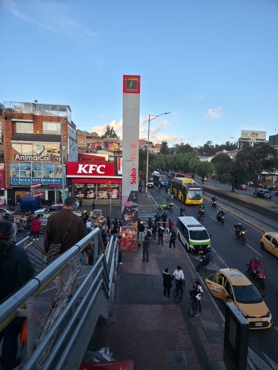 PasaenBogota's tweet photo. #BOGOTÁ. A esta hora, reportan una maleta abandonada frente al KFC de la Av. Suba con carrera 91, sentido Oriente-Occidente. La Policía acordonó la zona a la espera del equipo antiexplosivos. Se recomienda ​tomar vías alternas un carril de la calzada cerrado. https://t.co/3nurtxuhFX
